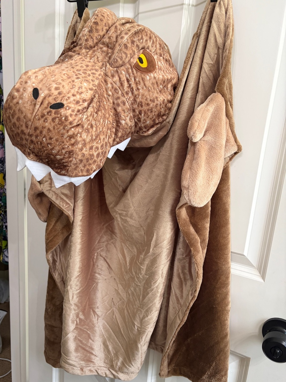 Like new Jurassic World plush wearable blanket. Perfect for kids. Halloween